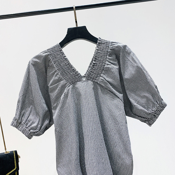 Ikdienas sieviešu blūze ar špica kakla izgriezumu un īsām piedurknēm