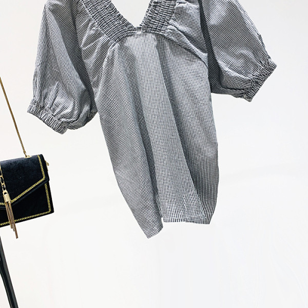 Ikdienas sieviešu blūze ar špica kakla izgriezumu un īsām piedurknēm