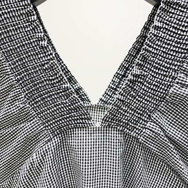 Ikdienas sieviešu blūze ar špica kakla izgriezumu un īsām piedurknēm