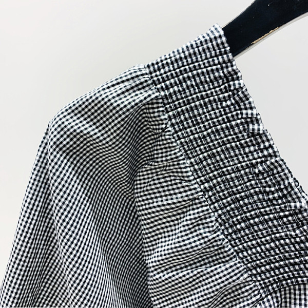 Ikdienas sieviešu blūze ar špica kakla izgriezumu un īsām piedurknēm