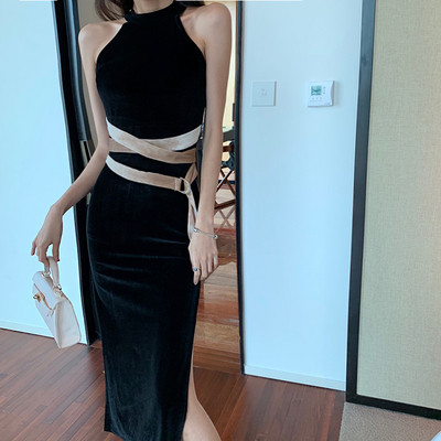 Juoda moteriška aksominė suknelė su auksiniu aksominiu diržu