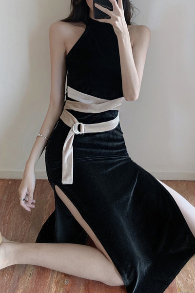 Juoda moteriška aksominė suknelė su auksiniu aksominiu diržu