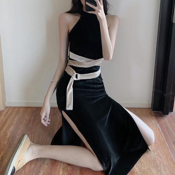 Juoda moteriška aksominė suknelė su auksiniu aksominiu diržu