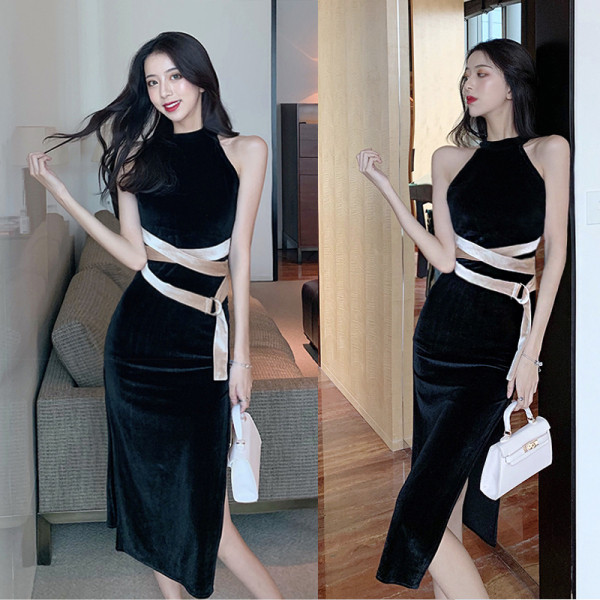 Juoda moteriška aksominė suknelė su auksiniu aksominiu diržu