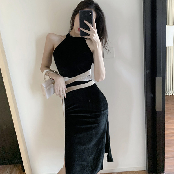 Juoda moteriška aksominė suknelė su auksiniu aksominiu diržu