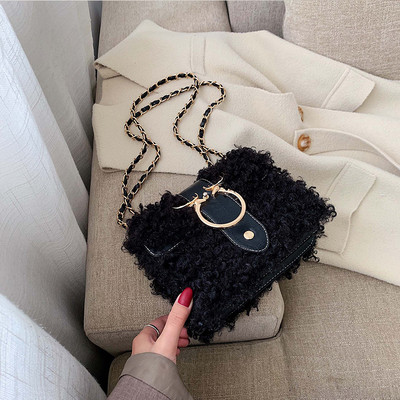 Sieviešu dūnu soma ar metāla elementu un ķēdīti