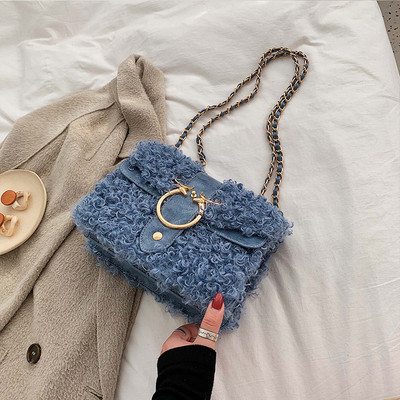 Sieviešu dūnu soma ar metāla elementu un ķēdīti