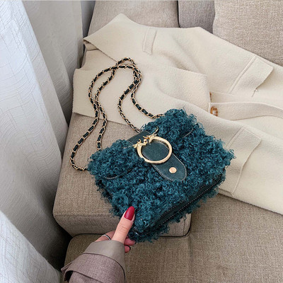 Sieviešu dūnu soma ar metāla elementu un ķēdīti