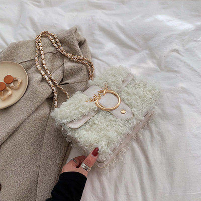 Sieviešu dūnu soma ar metāla elementu un ķēdīti