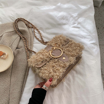 Sieviešu dūnu soma ar metāla elementu un ķēdīti