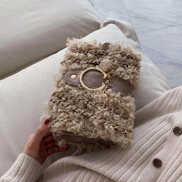 Sieviešu dūnu soma ar metāla elementu un ķēdīti