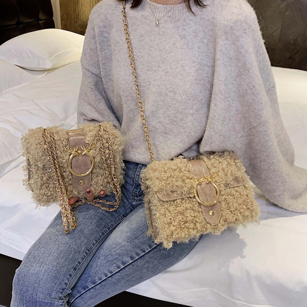 Sieviešu dūnu soma ar metāla elementu un ķēdīti