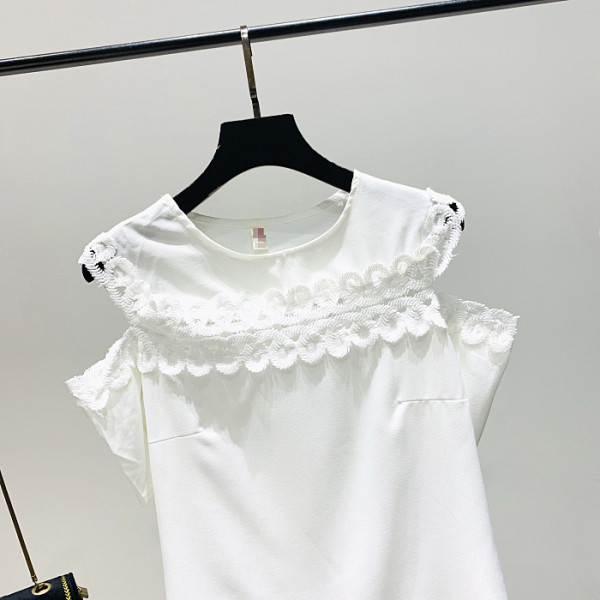 Модерна дамска блуза с овално деколте и изрязани части