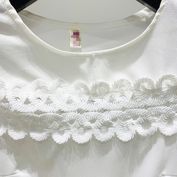 Модерна дамска блуза с овално деколте и изрязани части