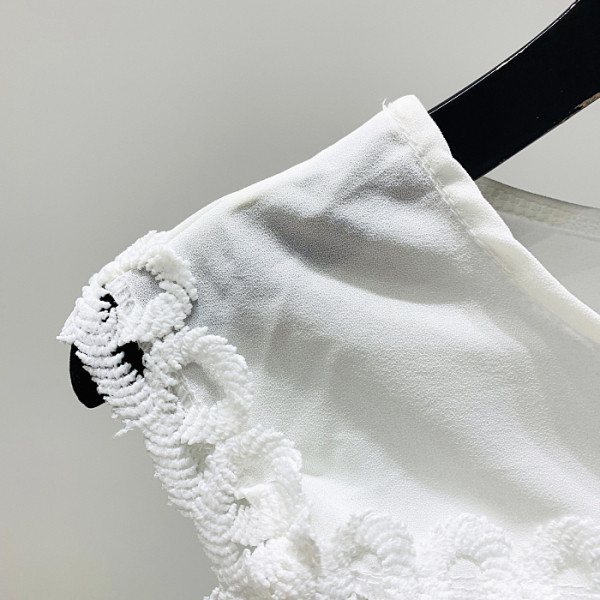 Модерна дамска блуза с овално деколте и изрязани части