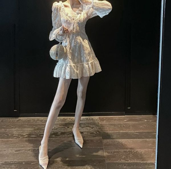 Бяла дантелена дамска рокля с дълъг ръкав и гол гръб 