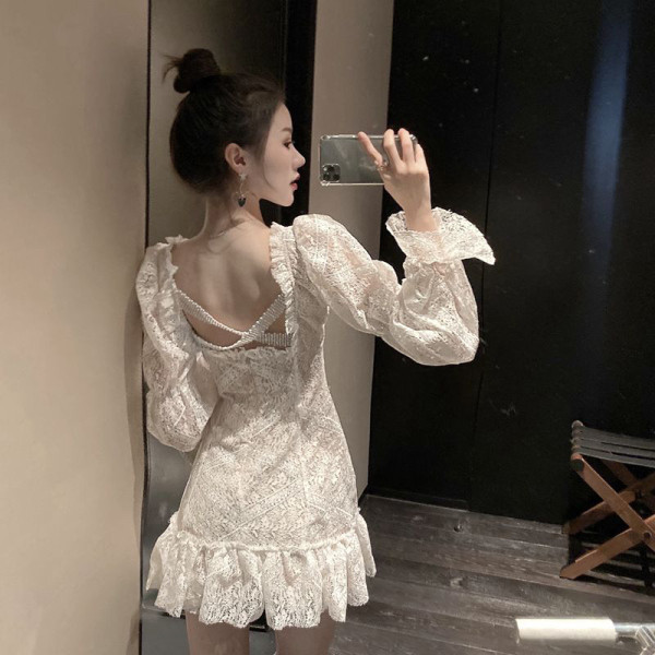 Бяла дантелена дамска рокля с дълъг ръкав и гол гръб 