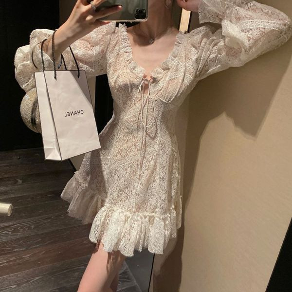 Бяла дантелена дамска рокля с дълъг ръкав и гол гръб 