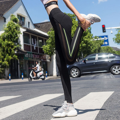 Melni sporta legingi ar augstu vidukli un krāsainām apmalītēm