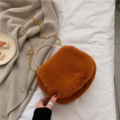 Moderna sieviešu dūnu soma ar garu un īsu metāla rokturi