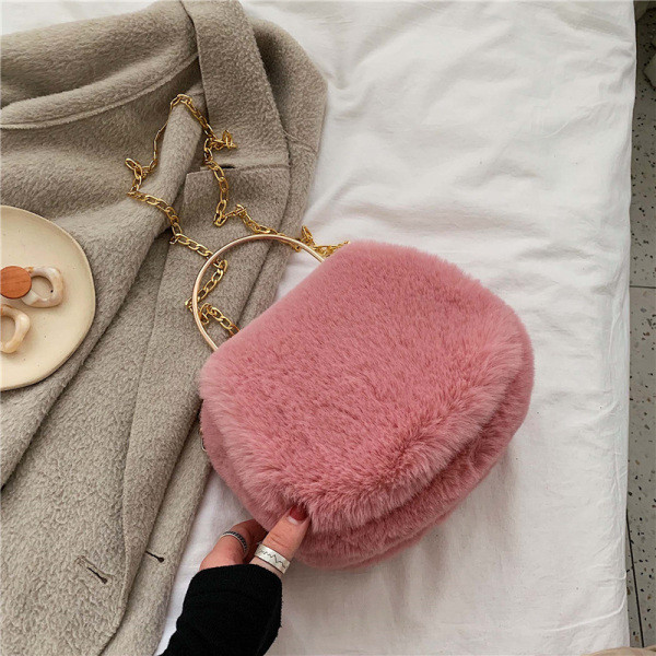 Moderna sieviešu dūnu soma ar garu un īsu metāla rokturi