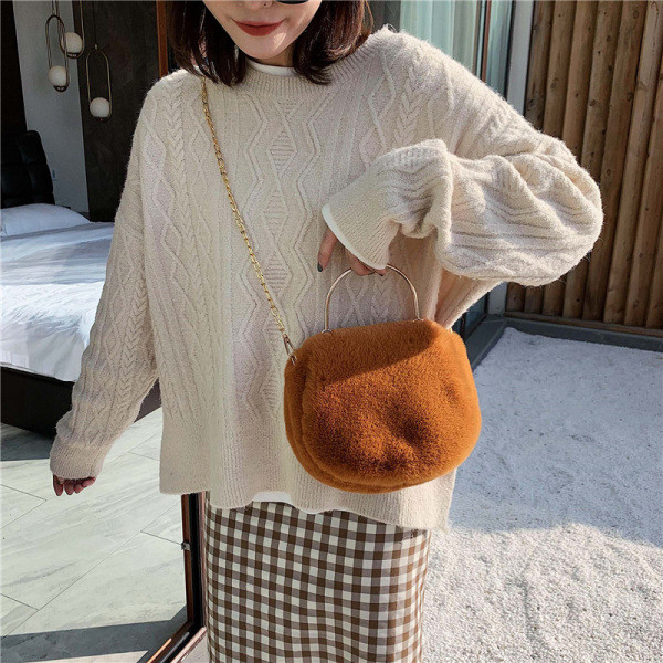 Moderna sieviešu dūnu soma ar garu un īsu metāla rokturi