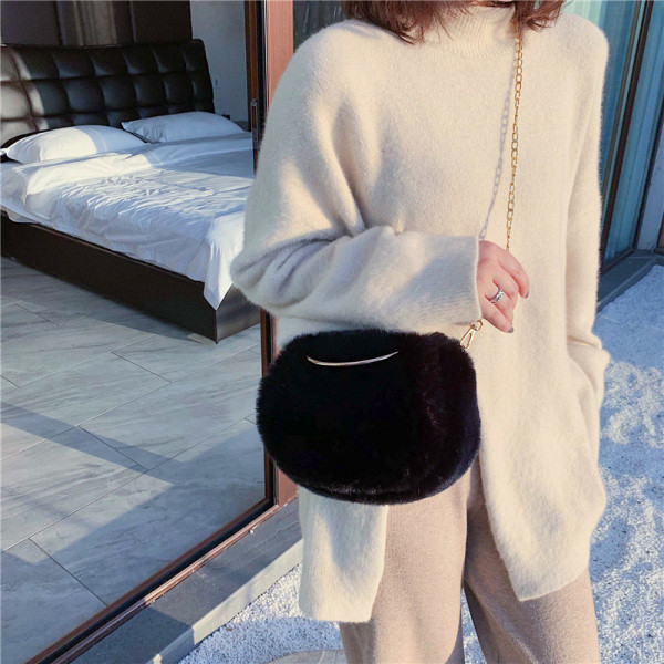 Moderna sieviešu dūnu soma ar garu un īsu metāla rokturi