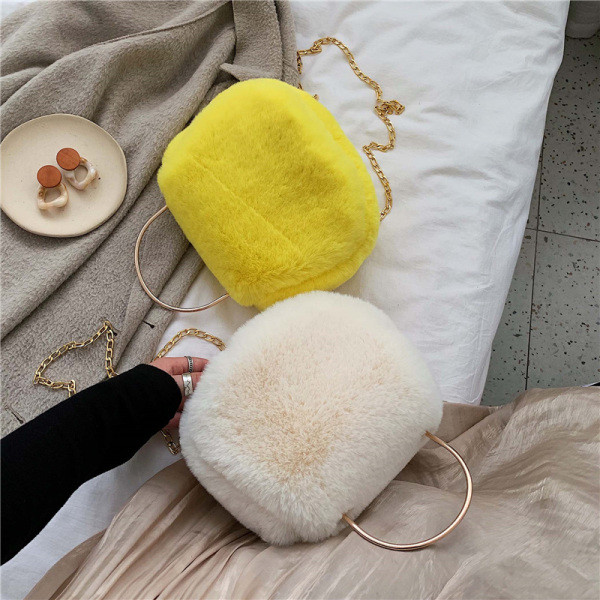 Moderna sieviešu dūnu soma ar garu un īsu metāla rokturi