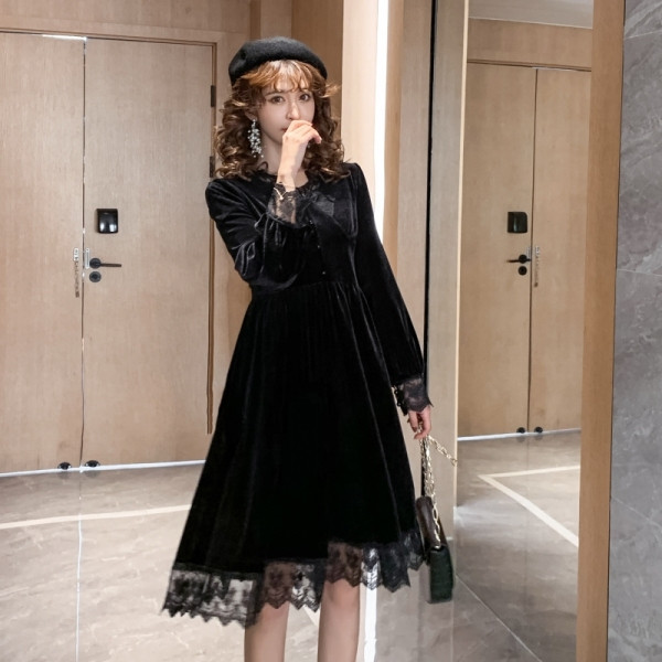 Кадифена дамска рокля с овално деколте и дантелени елементи 