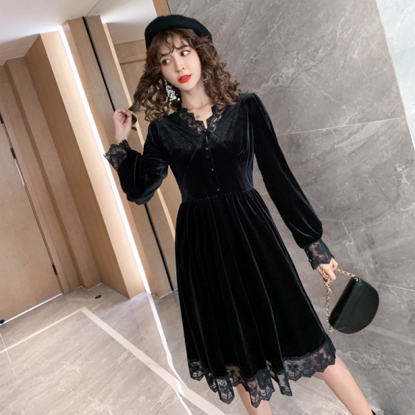 Кадифена дамска рокля с овално деколте и дантелени елементи 