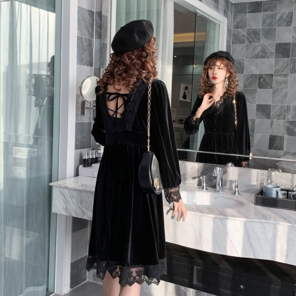 Кадифена дамска рокля с овално деколте и дантелени елементи 