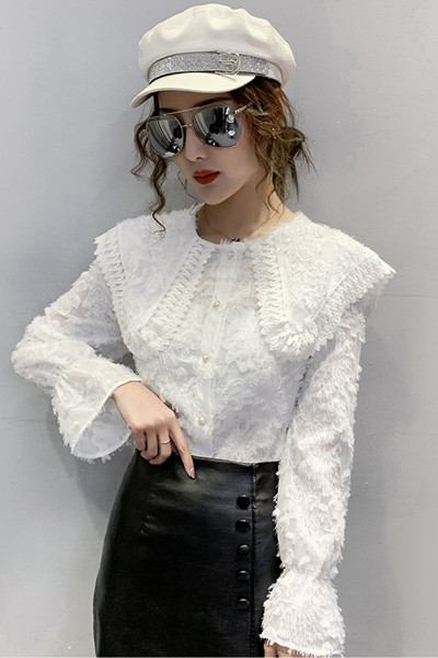 Naiste vabaaja särk nööpide ja ovaalse kaelusega