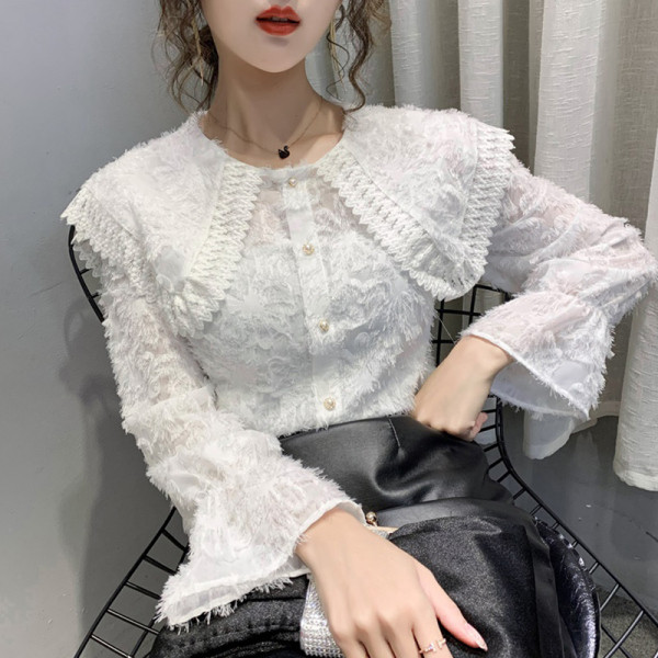 Naiste vabaaja särk nööpide ja ovaalse kaelusega