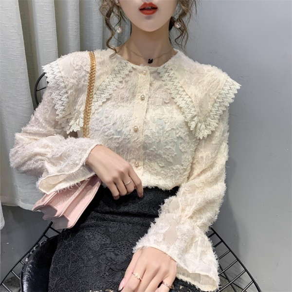 Naiste vabaaja särk nööpide ja ovaalse kaelusega