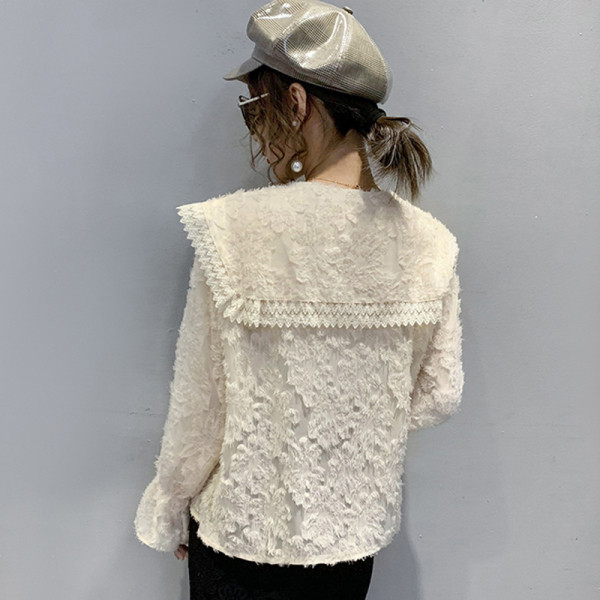 Naiste vabaaja särk nööpide ja ovaalse kaelusega