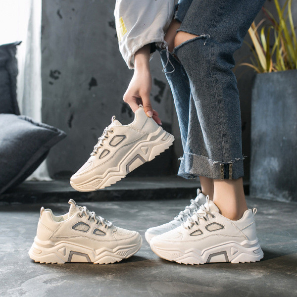 Model nou de adidasi moderni din piele ecologica cu sireturi