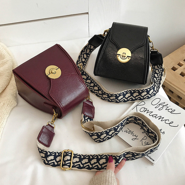 Moteriška rankinė iš eko odos su ilga rankena