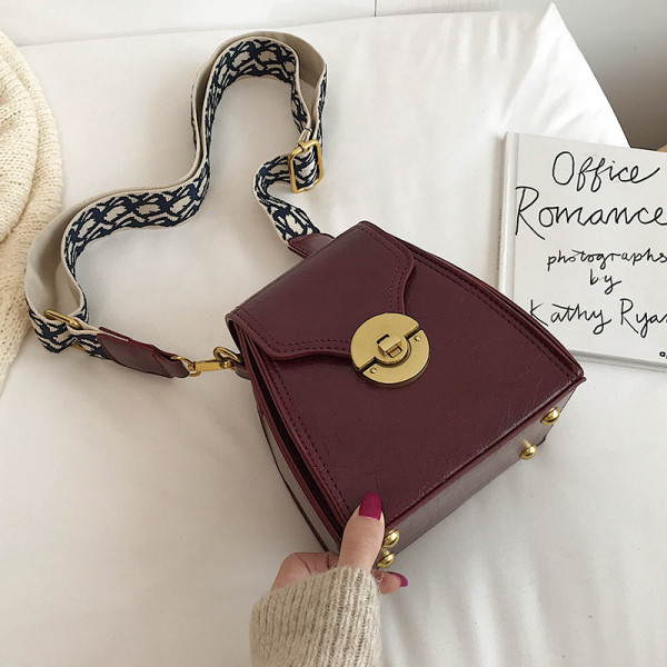 Moteriška rankinė iš eko odos su ilga rankena