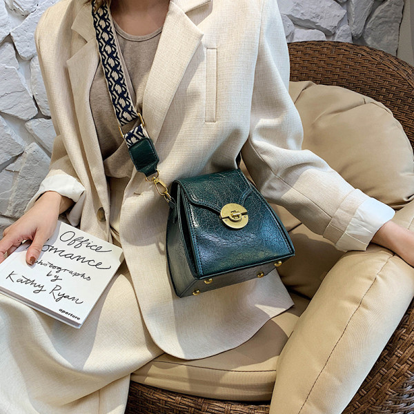 Moteriška rankinė iš eko odos su ilga rankena