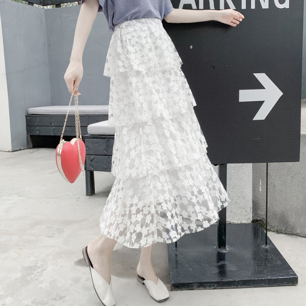 Nėriniuotas sijonas aukštu liemeniu