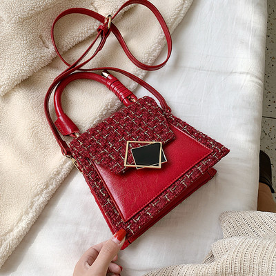 Stílusos női táska fém rögzítéssel és két fogantyúval