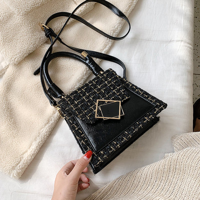 Stílusos női táska fém rögzítéssel és két fogantyúval