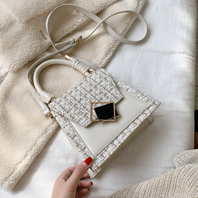 Stílusos női táska fém rögzítéssel és két fogantyúval