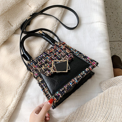 Stílusos női táska fém rögzítéssel és két fogantyúval