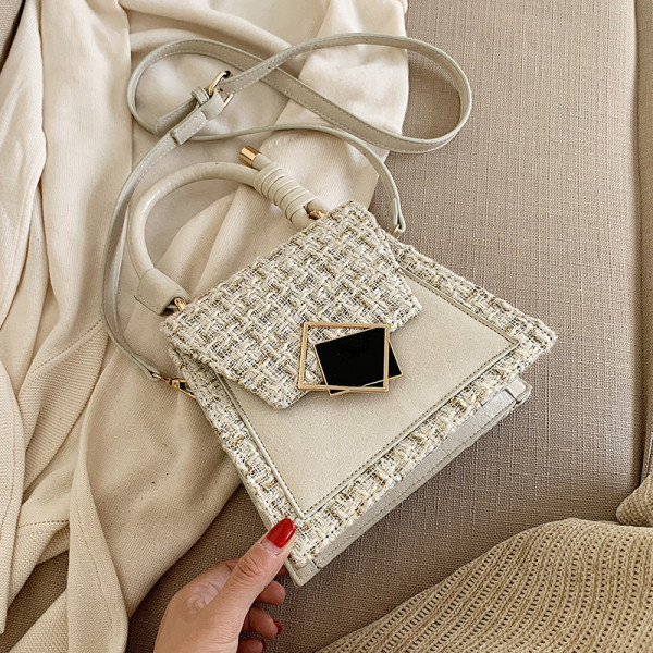 Stílusos női táska fém rögzítéssel és két fogantyúval