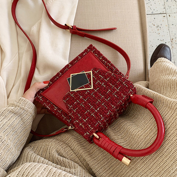 Stílusos női táska fém rögzítéssel és két fogantyúval