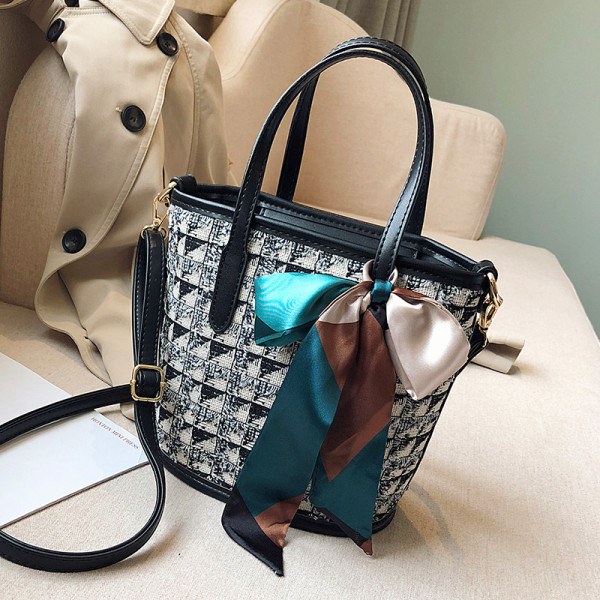 Ikdienas sieviešu soma ar krāsainu lentīti un diviem rokturiem