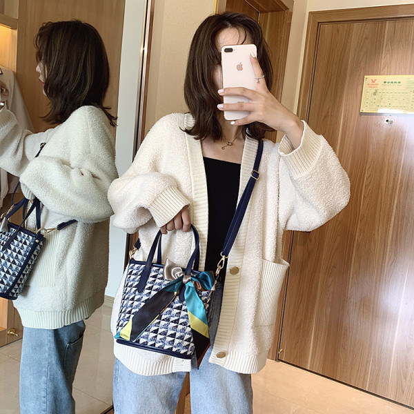 Ikdienas sieviešu soma ar krāsainu lentīti un diviem rokturiem