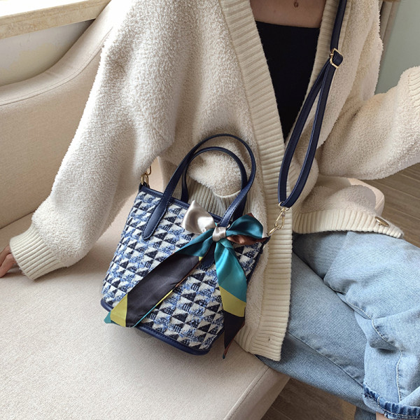 Ikdienas sieviešu soma ar krāsainu lentīti un diviem rokturiem