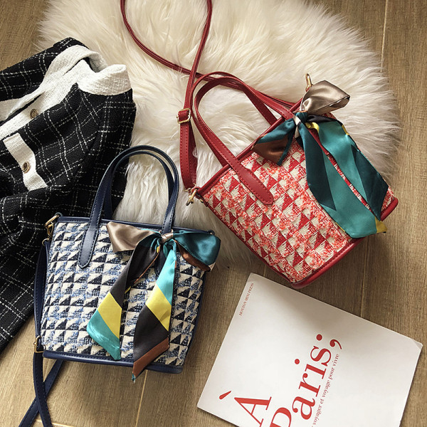 Ikdienas sieviešu soma ar krāsainu lentīti un diviem rokturiem